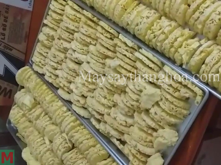 pineaple is dried by freeze dryer, ensure crispy, porous, natural sweed and flavor 