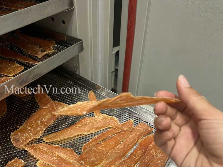Lát thịt gà sấy khô – Xu hướng thực phẩm ăn liền và thức ăn thú cưng từ ngành chăn nuôi Việt Nam